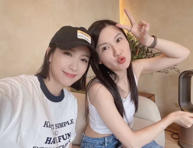 王晶女兒現身浙江,穿背心破洞褲身材凹凸有致,喝茅台咖啡太愜意