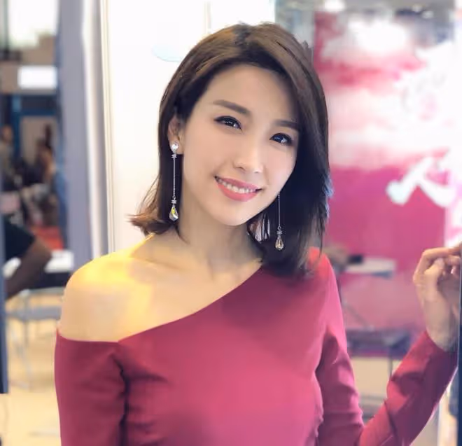 王晶女兒現身浙江,穿背心破洞褲身材凹凸有致,喝茅台咖啡太愜意