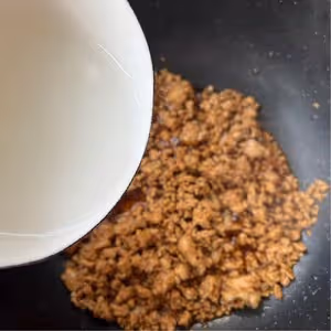 比布丁還要嫩，老少皆宜的肉沫蒸蛋