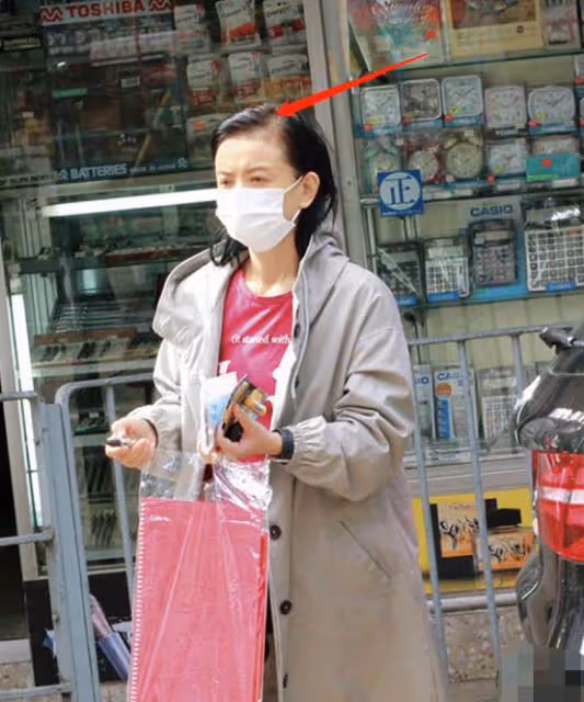 55歲曾華倩「素顏逛街」被拍!面容憔悴「難逃中年脫髮危機」,退圈多年變普通路人樣,網友感歎:歲月催人老