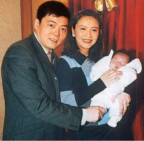 55歲曾華倩「素顏逛街」被拍!面容憔悴「難逃中年脫髮危機」,退圈多年變普通路人樣,網友感歎:歲月催人老