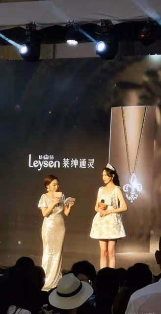 唐嫣這顏這身材逆天了！生圖都擋不住的美貌，大長腿更是矚目