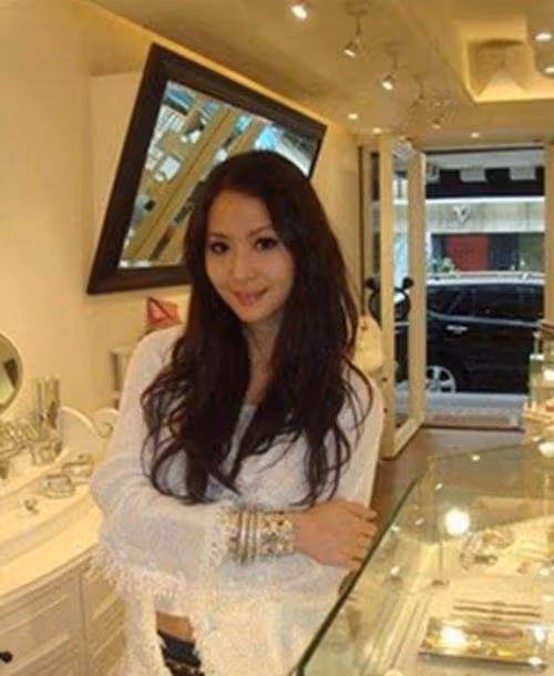她是台灣第一名媛，21歲嫁給商業大佬，今41歲美成這樣