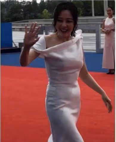 張靚穎身材真有那麼好？看路人鏡頭下她「肚子」，網友：這才真實