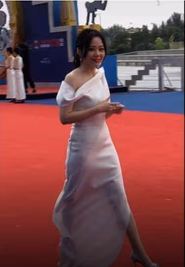 張靚穎身材真有那麼好？看路人鏡頭下她「肚子」，網友：這才真實