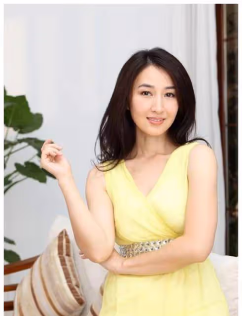 有港劇一姐之稱的她，為何在當紅時嫁跑龍套的，現在丈夫事業有成
