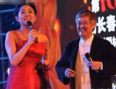 趙本山為她茶飯不思，經歷3次婚姻5次戀愛，如今60歲成了這樣