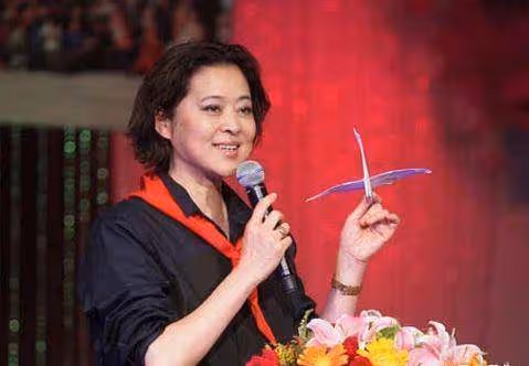 趙本山為她茶飯不思，經歷3次婚姻5次戀愛，如今60歲成了這樣