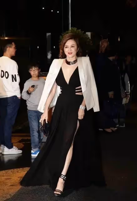 關之琳獨自逛街被偶遇,生圖滿臉油光油膩,身材卻像小姑娘,網:女神還是老了