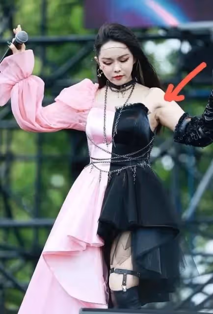 伊能靜不服老！穿「獨臂」公主裙扮少女，不料「麒麟臂」實在太搶鏡
