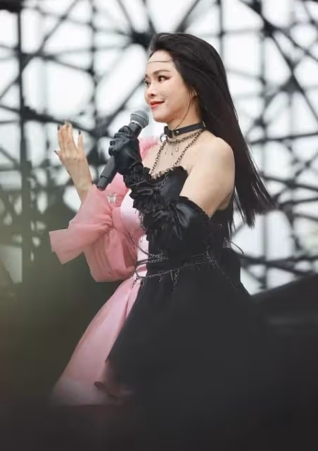 伊能靜不服老！穿「獨臂」公主裙扮少女，不料「麒麟臂」實在太搶鏡