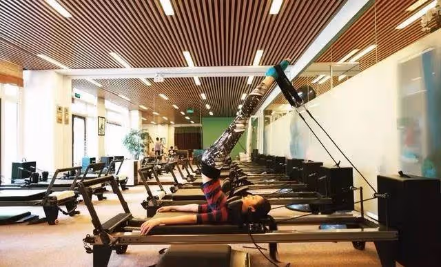 有種「身材」叫做李成敏，穿無痕褲雙腿像開了「特效」，網友：男粉簡直無法眨眼