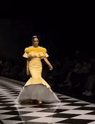 50歲鐘麗緹走秀照曝光,身材圓潤S曲線好迷人,同場溫碧霞瘦似紙片人,網友:風韻猶存