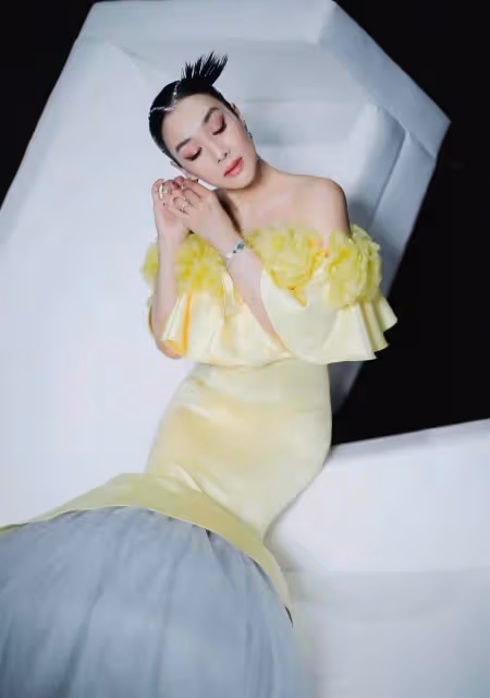 50歲鐘麗緹走秀照曝光,身材圓潤S曲線好迷人,同場溫碧霞瘦似紙片人,網友:風韻猶存