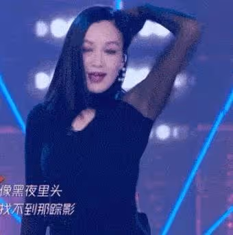 50歲鐘麗緹走秀照曝光,身材圓潤S曲線好迷人,同場溫碧霞瘦似紙片人,網友:風韻猶存