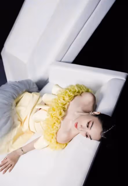 50歲鐘麗緹走秀照曝光,身材圓潤S曲線好迷人,同場溫碧霞瘦似紙片人,網友:風韻猶存