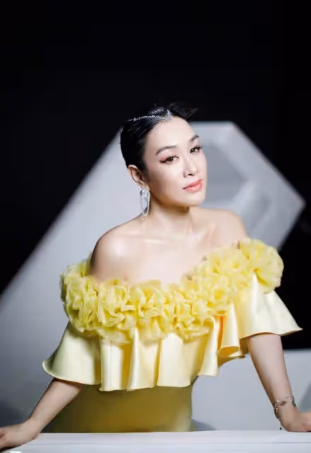50歲鐘麗緹走秀照曝光,身材圓潤S曲線好迷人,同場溫碧霞瘦似紙片人,網友:風韻猶存