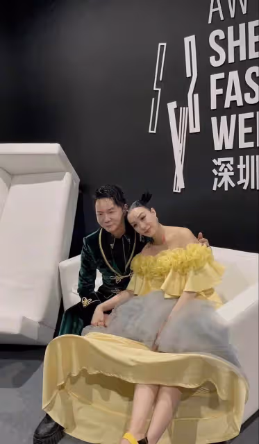 50歲鐘麗緹走秀照曝光,身材圓潤S曲線好迷人,同場溫碧霞瘦似紙片人,網友:風韻猶存