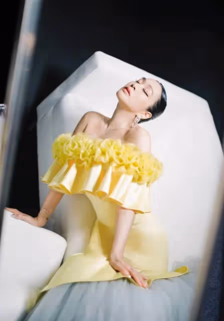 50歲鐘麗緹走秀照曝光,身材圓潤S曲線好迷人,同場溫碧霞瘦似紙片人,網友:風韻猶存