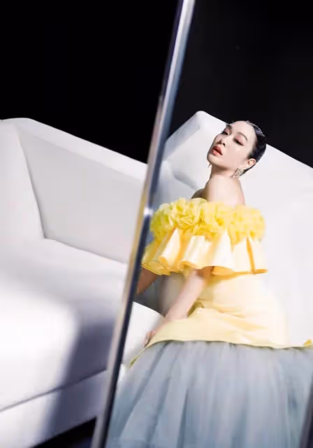 50歲鐘麗緹走秀照曝光,身材圓潤S曲線好迷人,同場溫碧霞瘦似紙片人,網友:風韻猶存