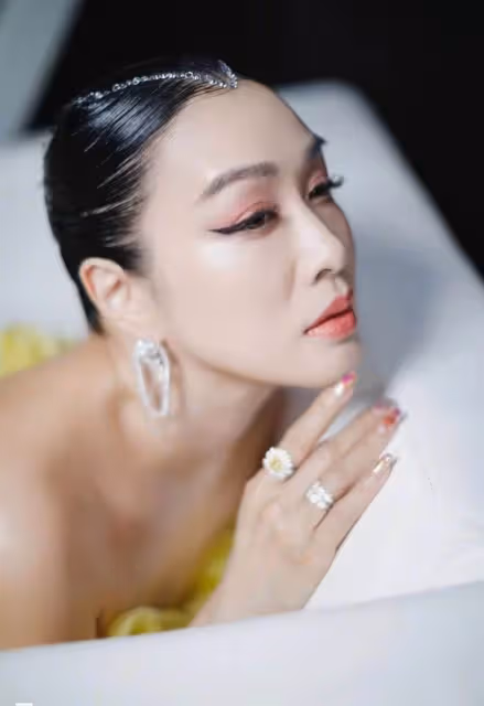 50歲鐘麗緹走秀照曝光,身材圓潤S曲線好迷人,同場溫碧霞瘦似紙片人,網友:風韻猶存