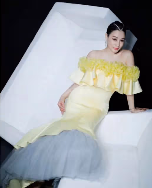 50歲鐘麗緹走秀照曝光,身材圓潤S曲線好迷人,同場溫碧霞瘦似紙片人,網友:風韻猶存