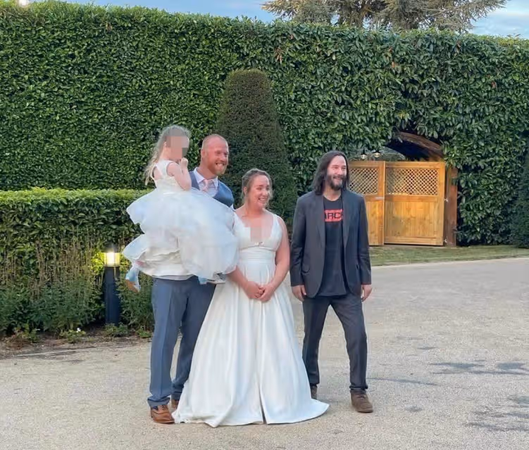 酒吧巧遇粉絲受邀出席婚禮　奇洛李維斯守諾赴約驚喜現身