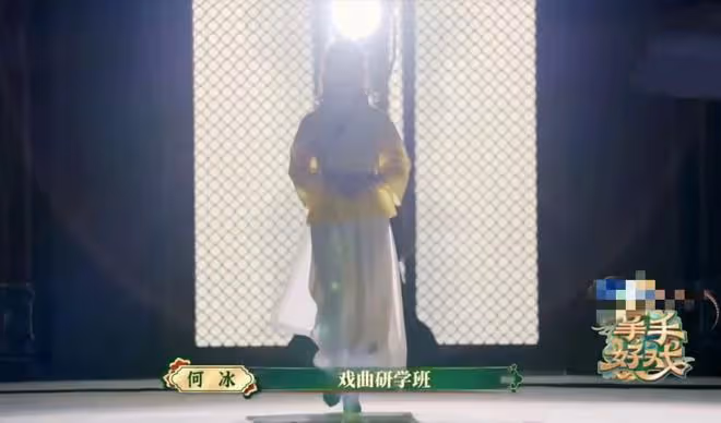 59歲何賽飛再登央視!身姿婀娜風韻猶存,與小19歲黃聖依同台不輸