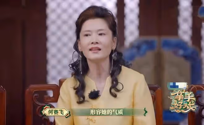 59歲何賽飛再登央視!身姿婀娜風韻猶存,與小19歲黃聖依同台不輸