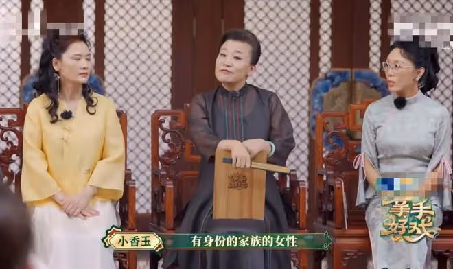 59歲何賽飛再登央視!身姿婀娜風韻猶存,與小19歲黃聖依同台不輸