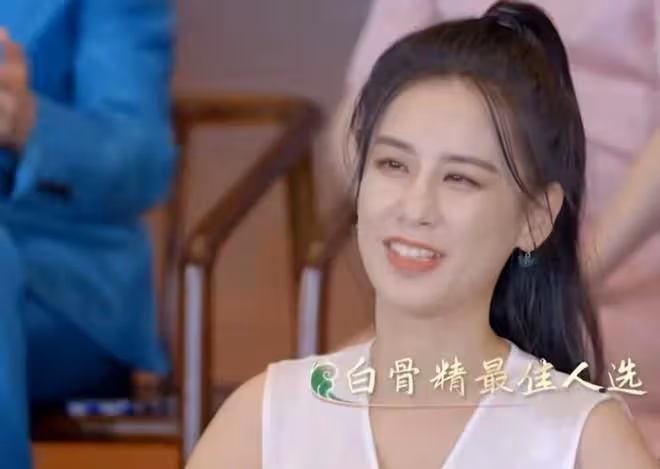 59歲何賽飛再登央視!身姿婀娜風韻猶存,與小19歲黃聖依同台不輸
