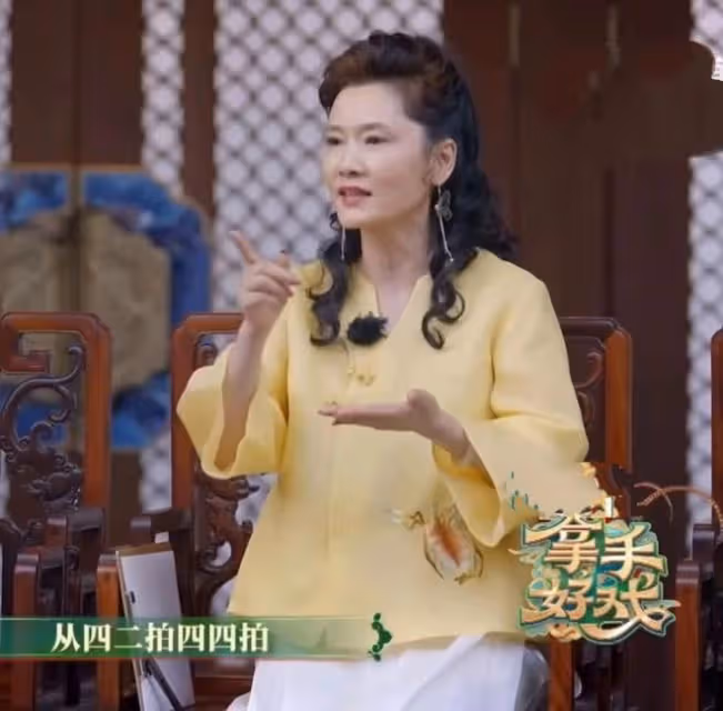 59歲何賽飛再登央視!身姿婀娜風韻猶存,與小19歲黃聖依同台不輸