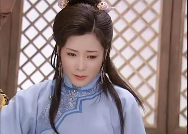 59歲何賽飛再登央視!身姿婀娜風韻猶存,與小19歲黃聖依同台不輸