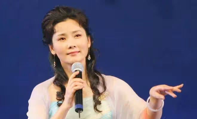 59歲何賽飛再登央視!身姿婀娜風韻猶存,與小19歲黃聖依同台不輸