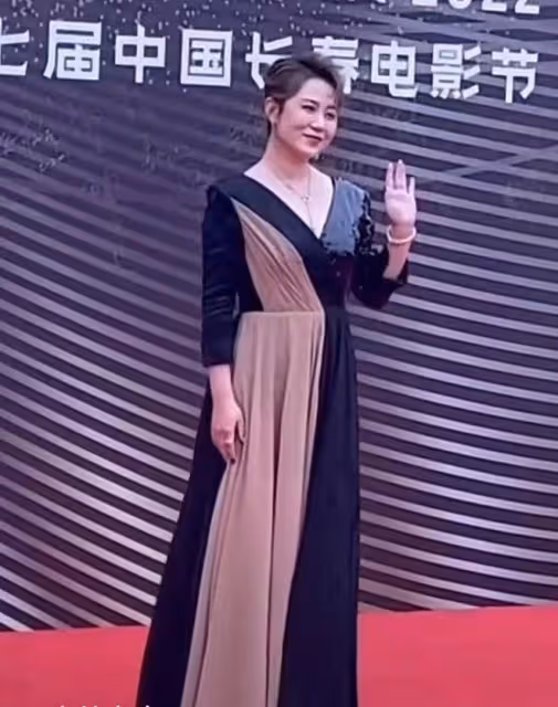 長春電影節：央視朱迅優雅，馮遠征老婆穿黑絲，馬麗奪影后好激動