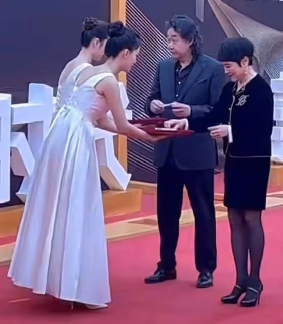 長春電影節：央視朱迅優雅，馮遠征老婆穿黑絲，馬麗奪影后好激動