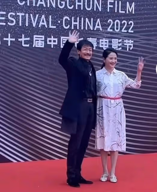 長春電影節：央視朱迅優雅，馮遠征老婆穿黑絲，馬麗奪影后好激動