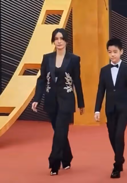 長春電影節:央視朱迅優雅,馮遠征老婆穿黑絲,馬麗奪影后好激動