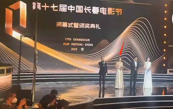長春電影節:央視朱迅優雅,馮遠征老婆穿黑絲,馬麗奪影后好激動