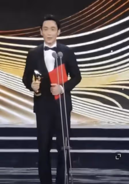長春電影節:央視朱迅優雅,馮遠征老婆穿黑絲,馬麗奪影后好激動