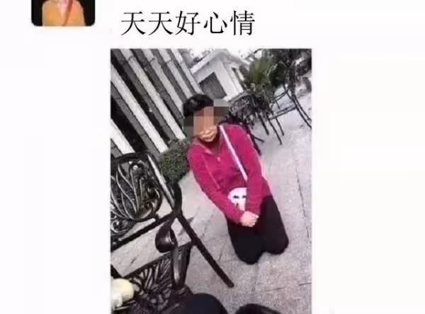 不孝子!媽媽求兒上學「當街下跪1小時」,兒子卻拍照PO網「狂炫耀」:天天好心情