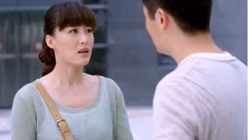 兩年前婆婆逼我離婚,現在婆婆看到我臉都綠了,背著我走不敢說話