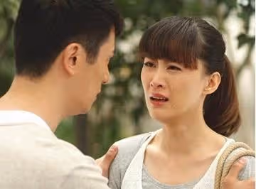 兩年前婆婆逼我離婚,現在婆婆看到我臉都綠了,背著我走不敢說話