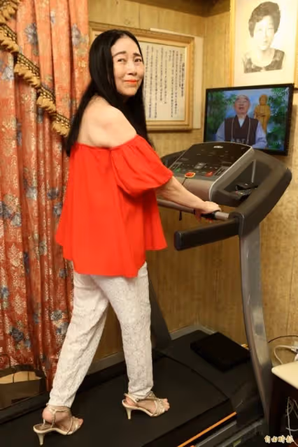 許純美不盡責母親!把女兒認「老公前妻轉世」5歲就送養 修佛轉念想彌補遭女兒拒絕…