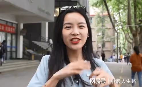 網紅小貝餓了再陷假吃風波，滿滿一口面卻無下咽鏡頭，網友：封殺