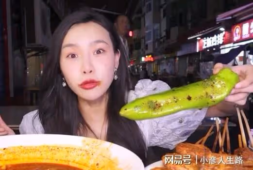 網紅小貝餓了再陷假吃風波，滿滿一口面卻無下咽鏡頭，網友：封殺