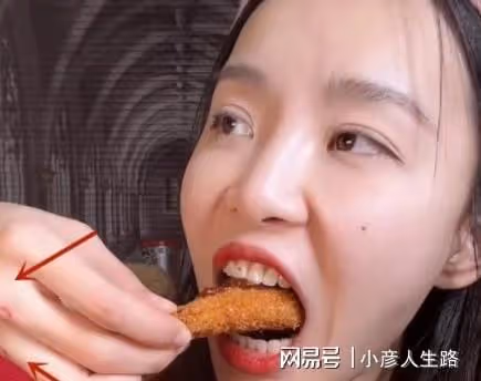 網紅小貝餓了再陷假吃風波，滿滿一口面卻無下咽鏡頭，網友：封殺