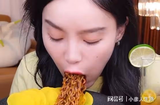 網紅小貝餓了再陷假吃風波，滿滿一口面卻無下咽鏡頭，網友：封殺