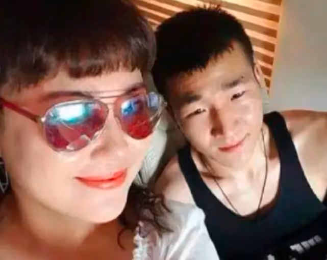 李菁菁和小老公離婚，男方直播間哭訴人財兩空，兩人曾被爆詐騙！