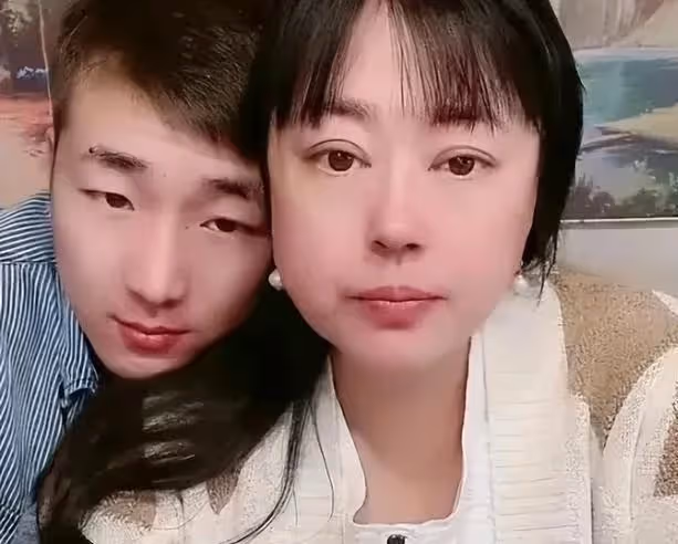 李菁菁和小老公離婚，男方直播間哭訴人財兩空，兩人曾被爆詐騙！